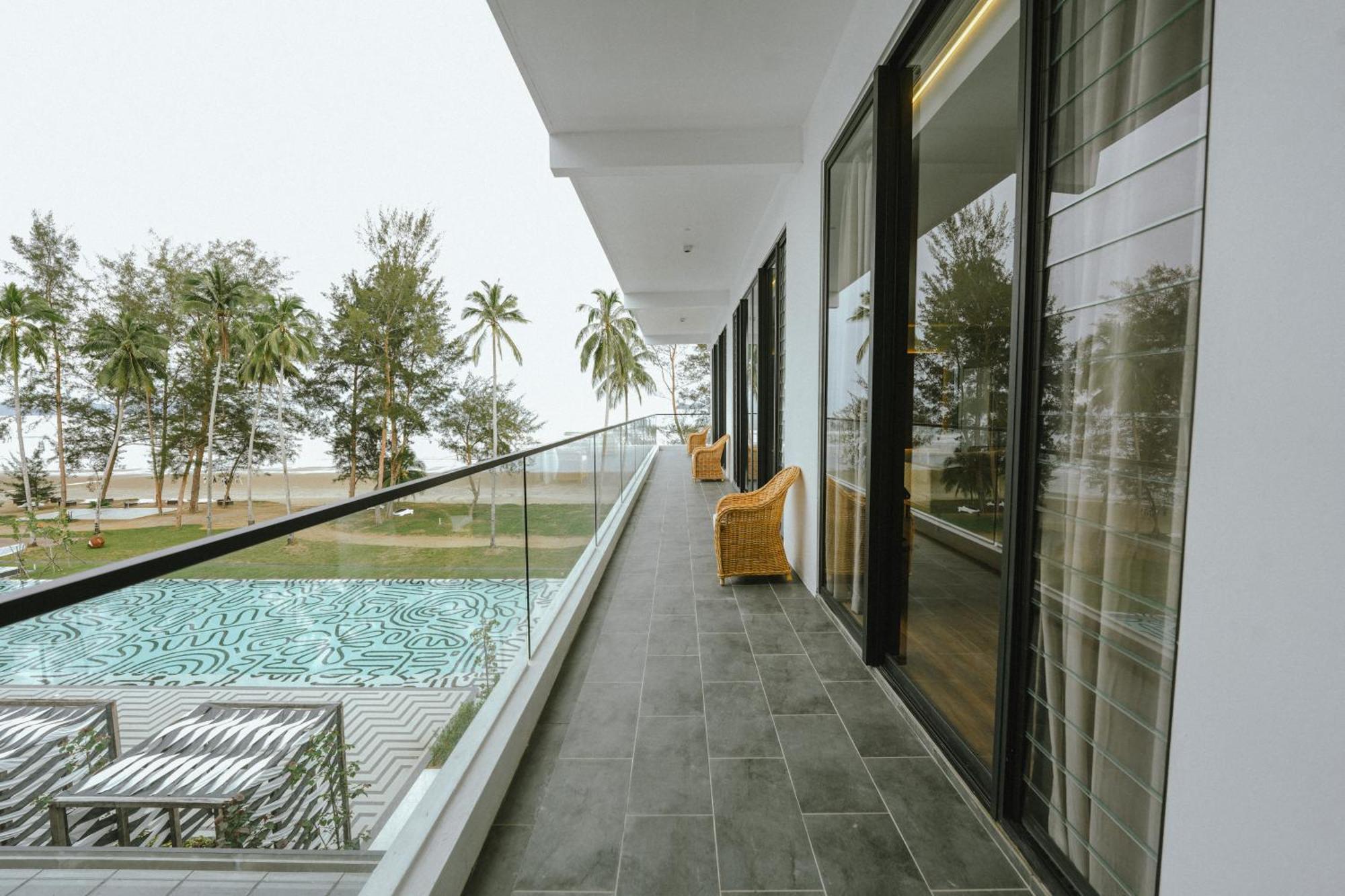 Roxy Beach Resort Sematan Exteriör bild
