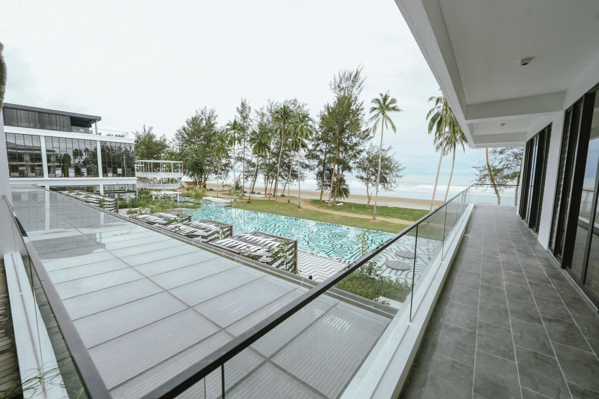 Roxy Beach Resort Sematan Exteriör bild